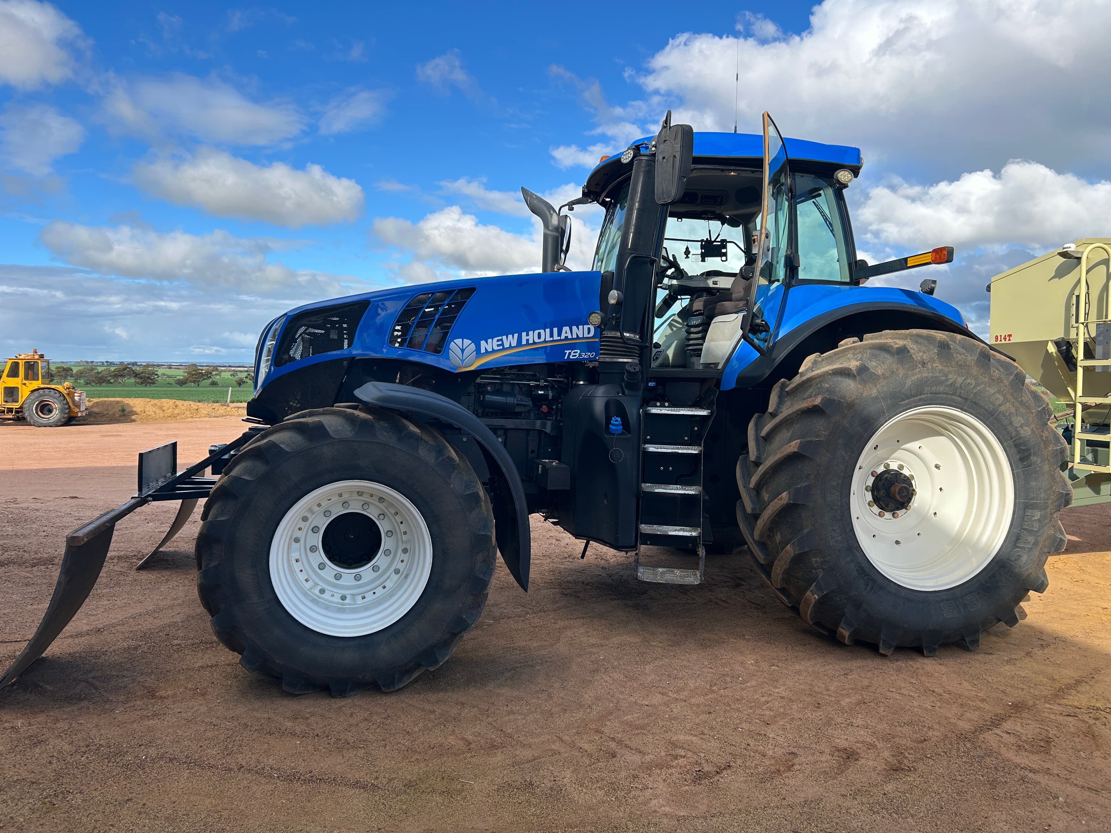 2015 NEW HOLLAND T8.320 TRACTOR