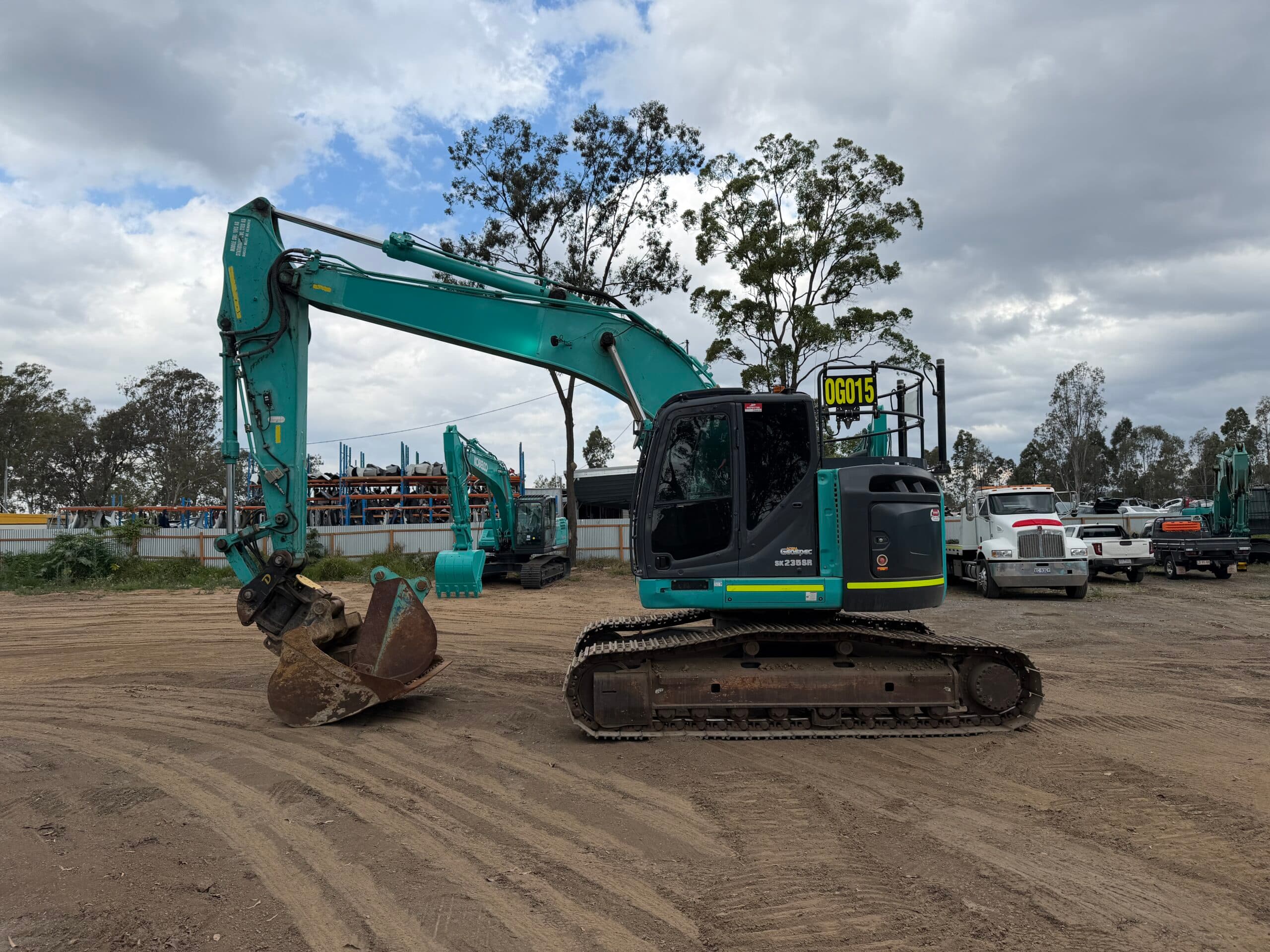 KOBELCO SK235SR-2 EXCAVATOR