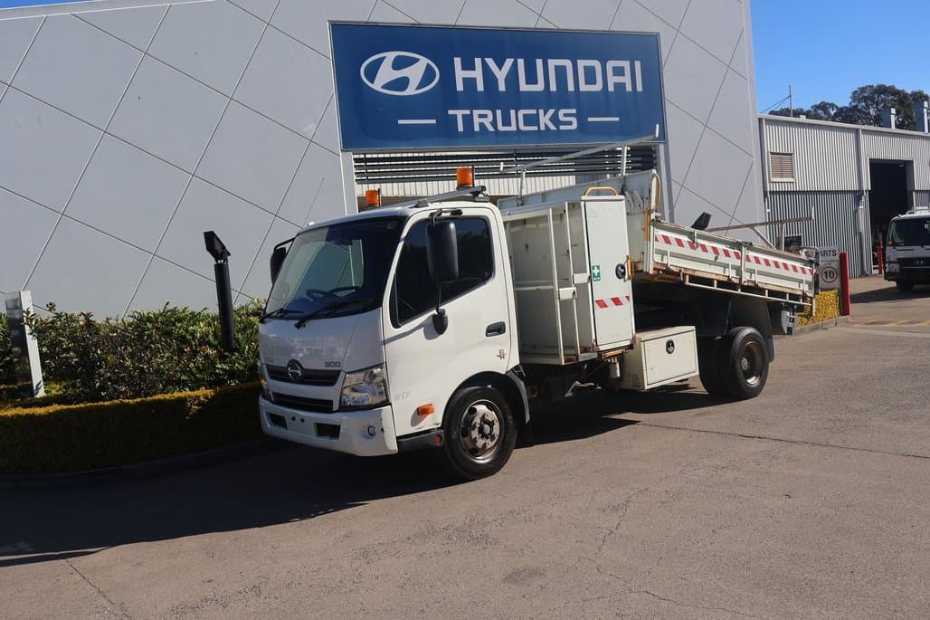 2015 HINO 300 917