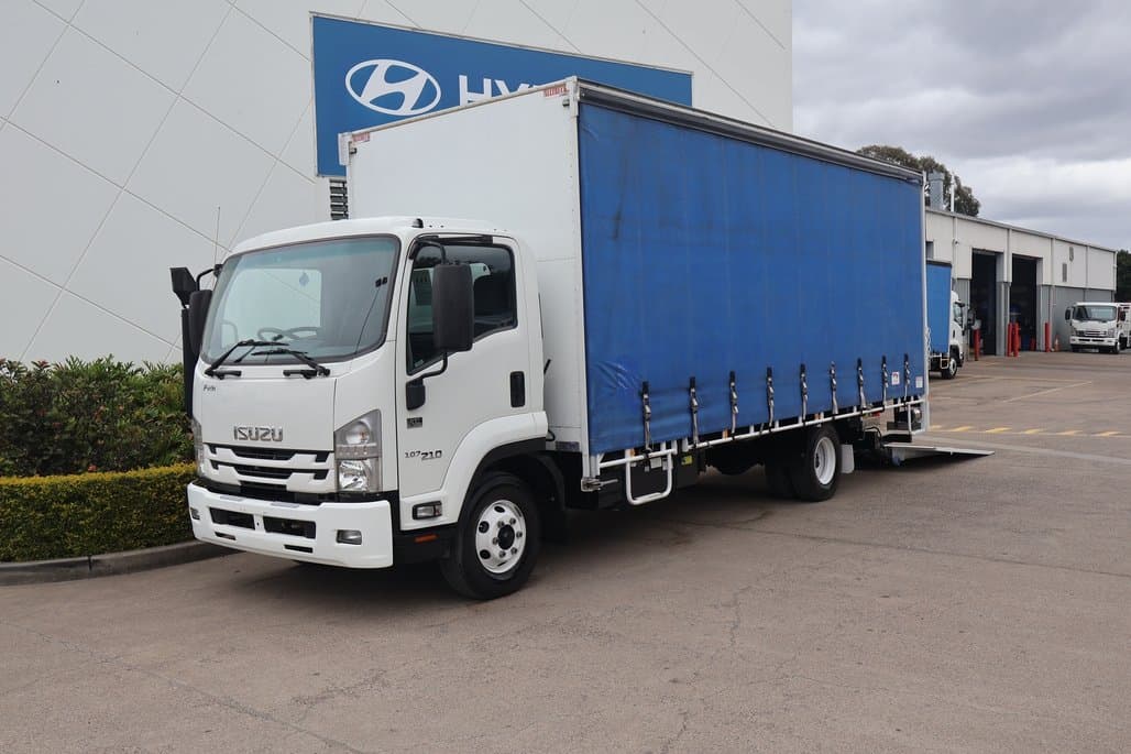 2018 ISUZU FRR 107-210