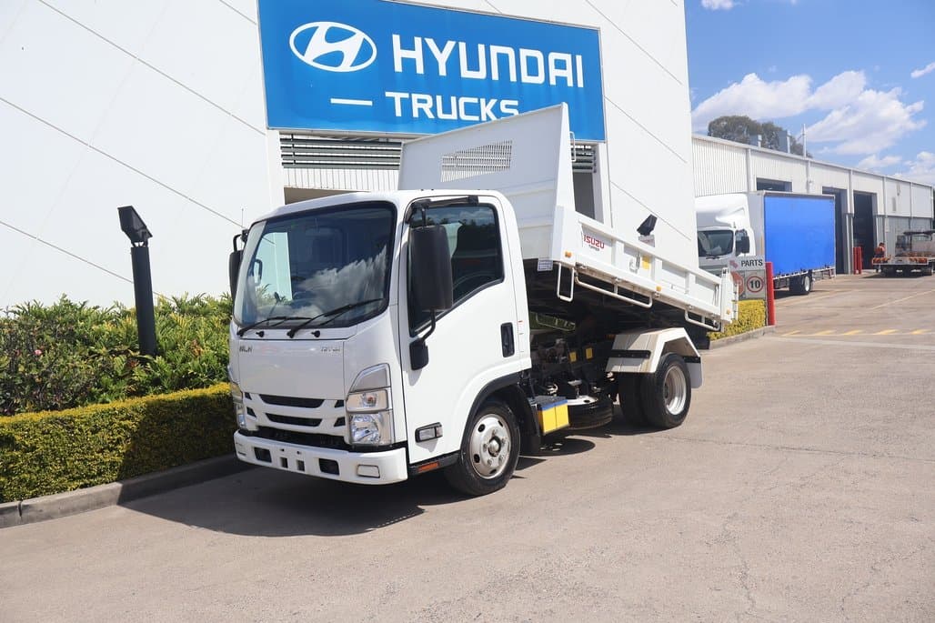 2023 ISUZU NLR 45-150