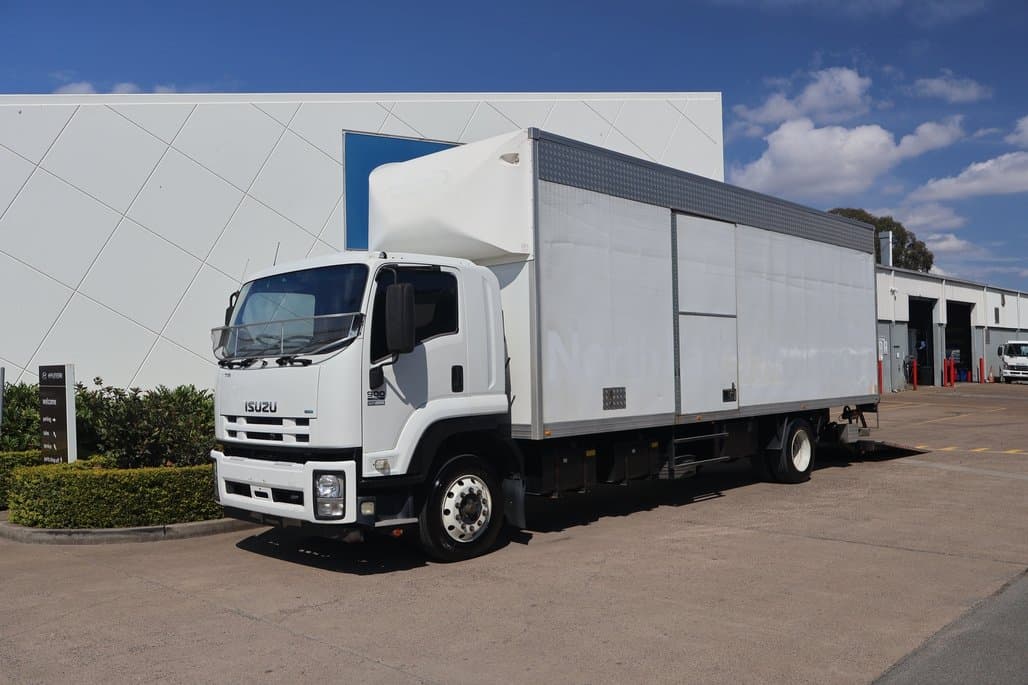 2015 ISUZU FTR 900