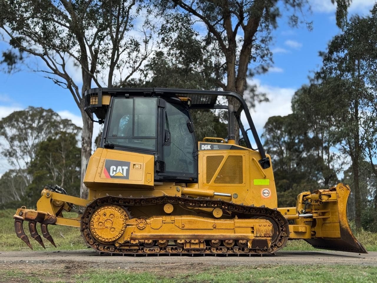 CATERPILLAR D6K XL DOZER WITH SWEEPS SCREENS AND RIPPERS KOMATSU JOHN DEERE