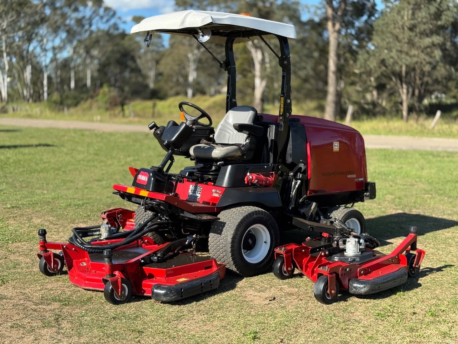 TORO GROUNDSMASTER 4000D DIESEL RIDE ON LAWN MOWER WIDE AREA COMMERCIAL OUT FRONT JOHN DEERE