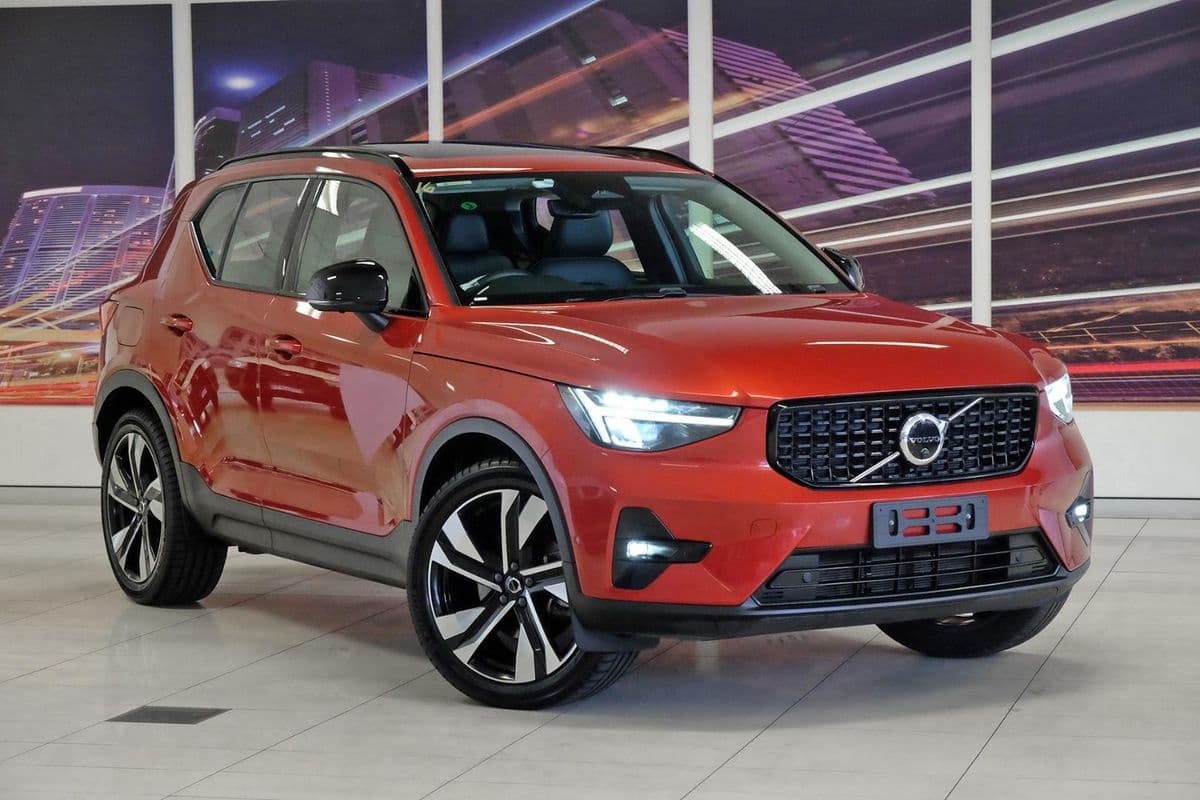 2024 Volvo XC40 Ultimate B4 Dark