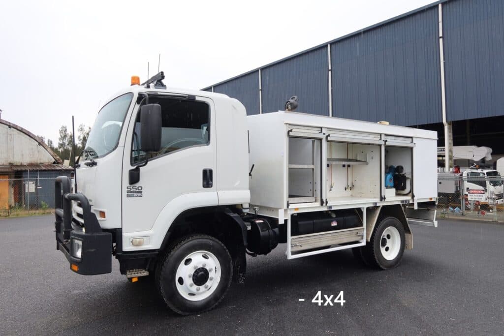 2014 Isuzu FSS 550 4x4 - SERVICE TRUCK