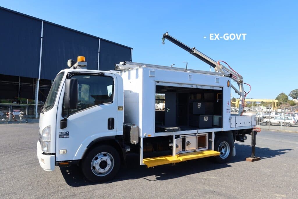 2011 Isuzu NPR 300 MWB AMT Premium - SERVICE TRUCK WITH CRANE
