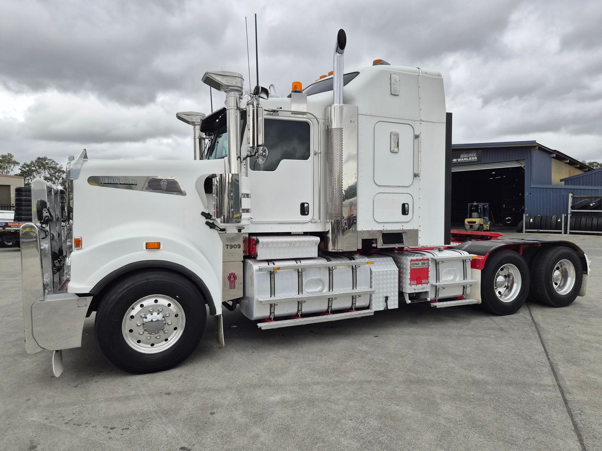 2014 KENWORTH T909 PRIME MOVER WITH ENGINE HISTORY