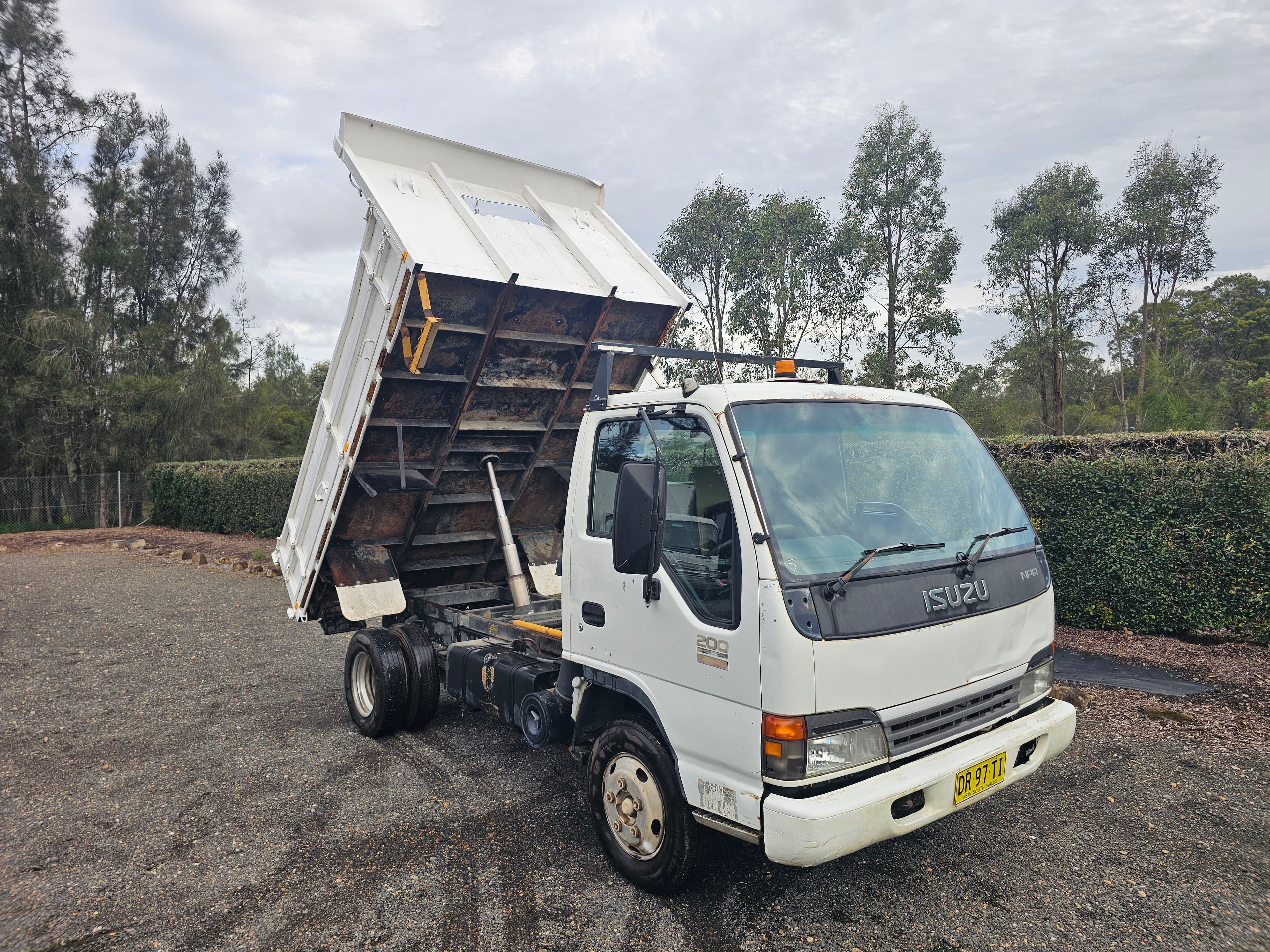 2004 Isuzu NPR 200 tubo diesel car licence tipper truck