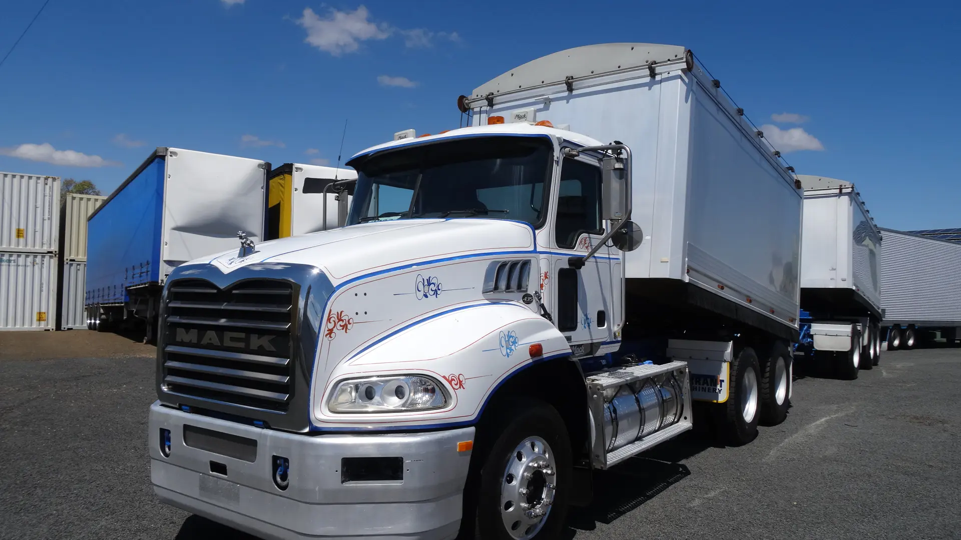 2013 Mack Granite WITH SUPER DOG TRAILER