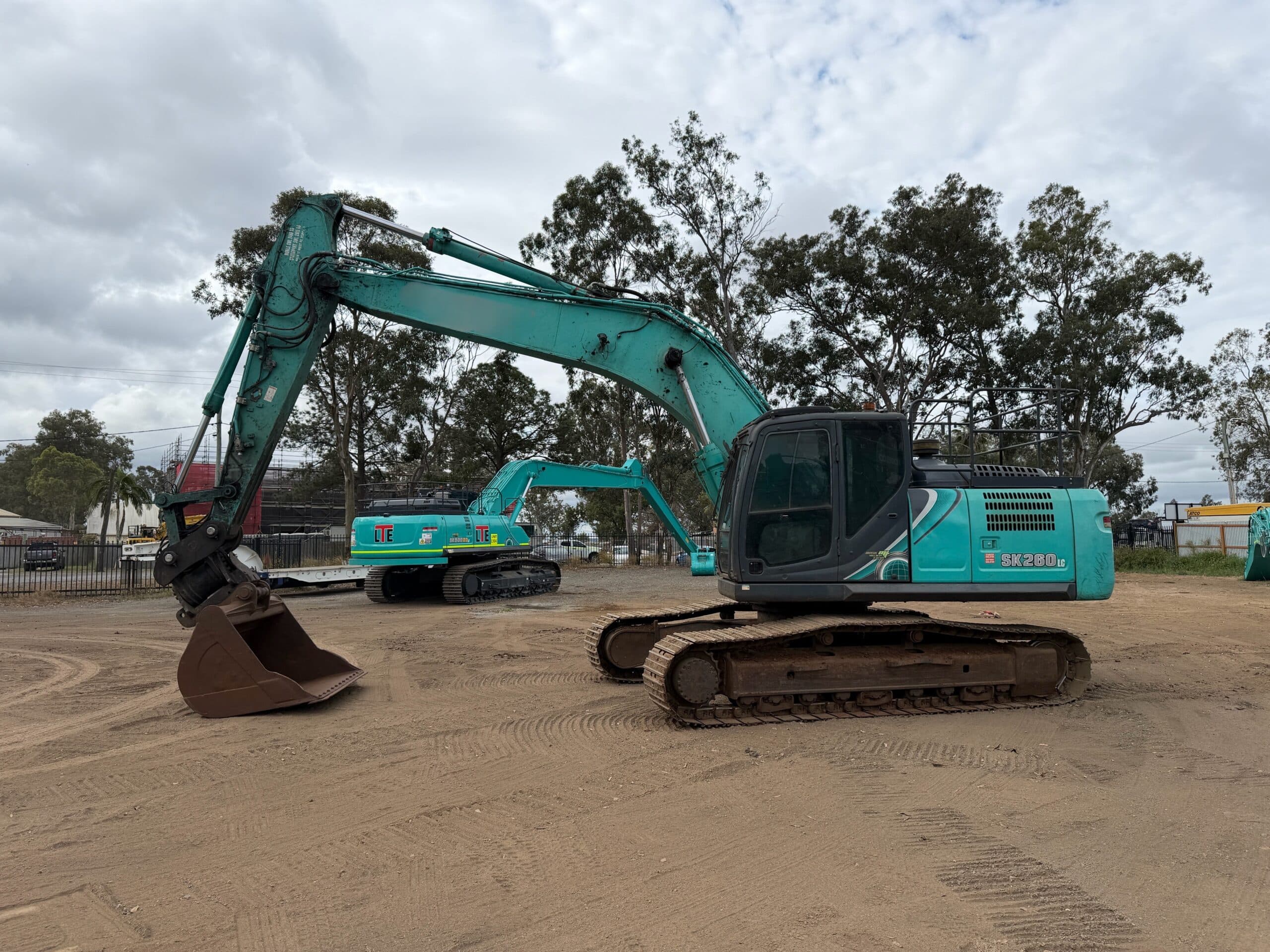 KOBELCO SK260LC-10 EXCAVATOR