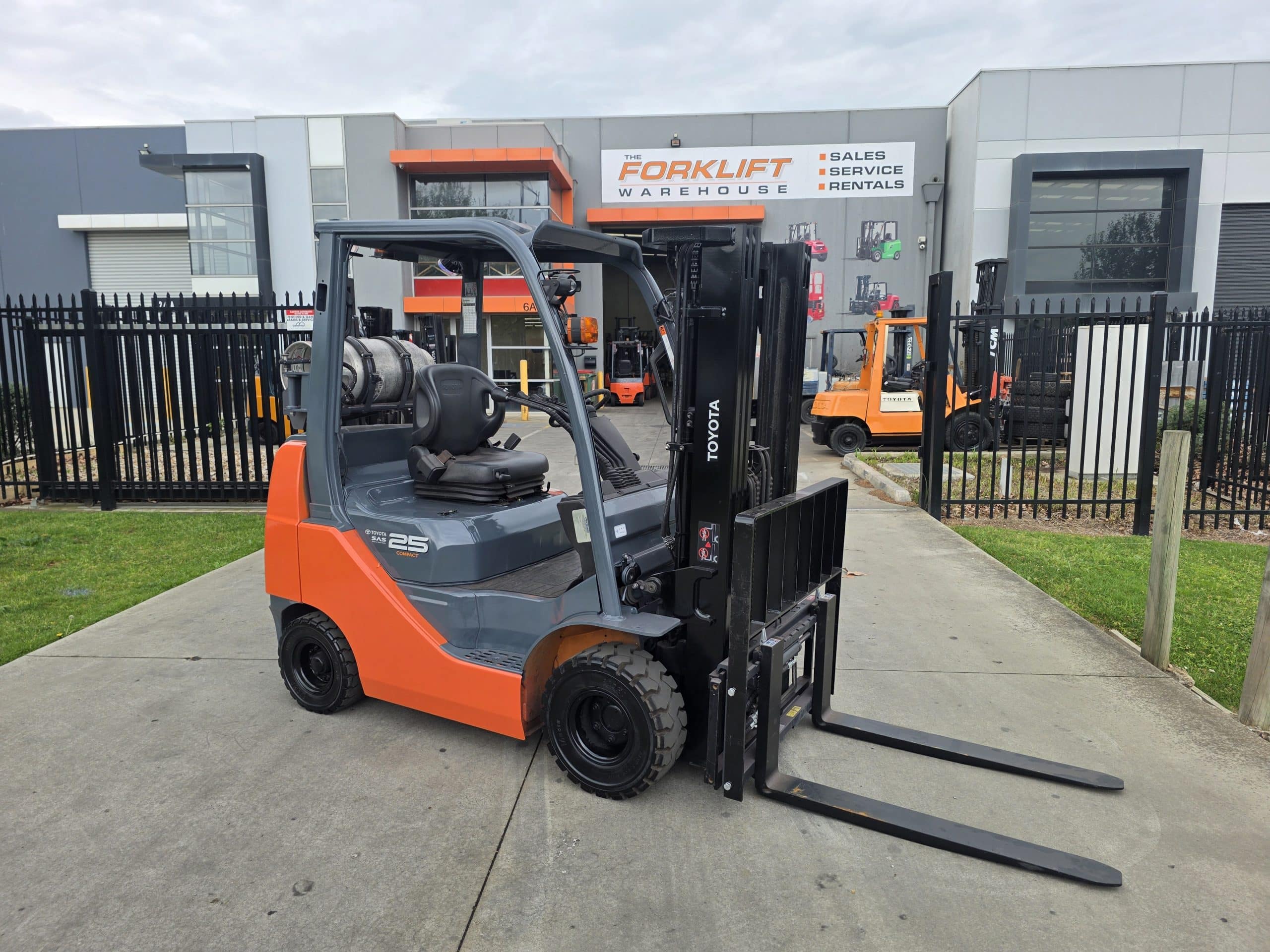 Toyota 2.5T Forklift Compact Container Mast – Low Hours | 8FGK25 (Unit#:AU553)