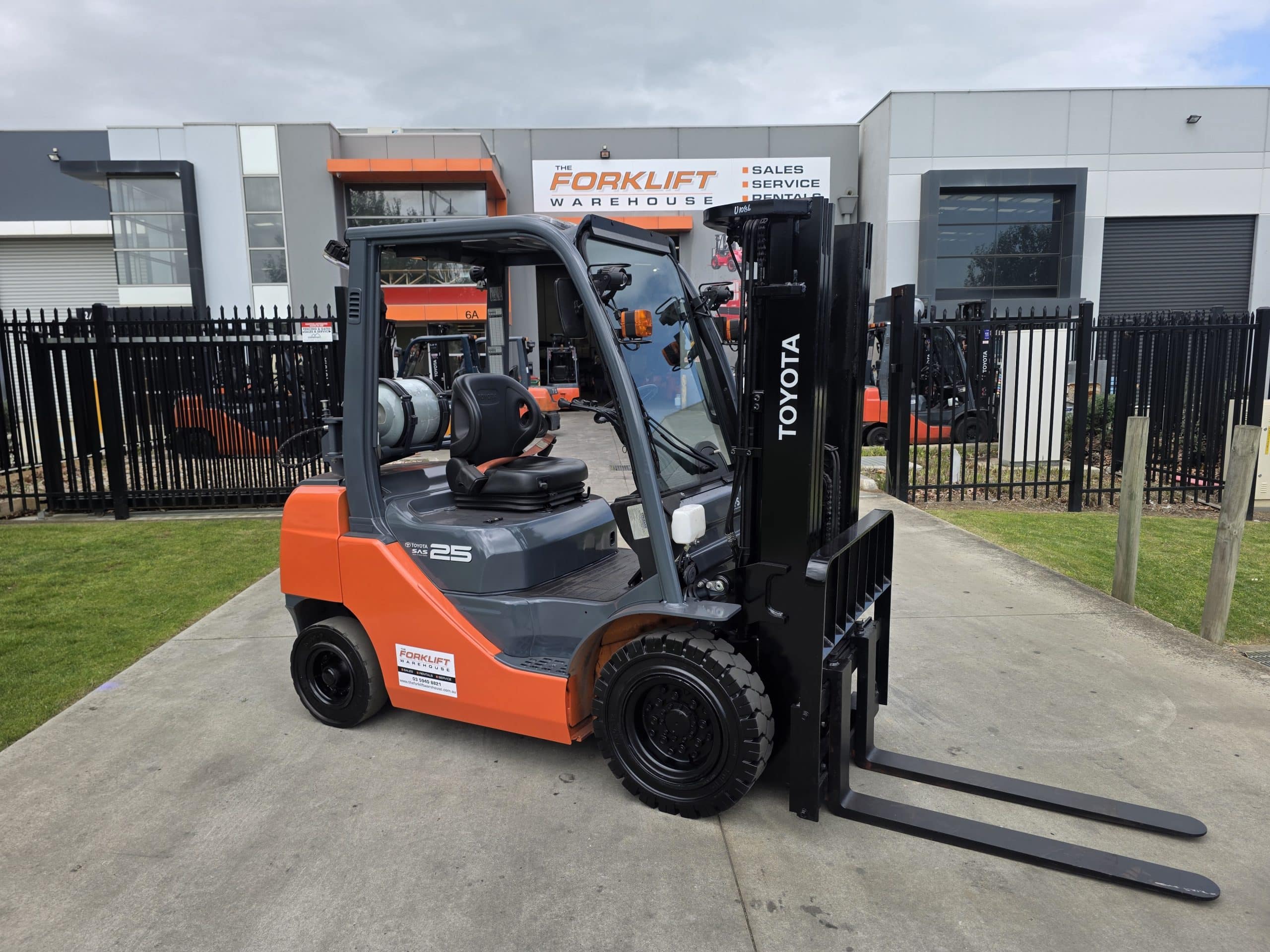 Toyota 2.5T Forklift Container Mast – Low Hours | 32-8FG25 (Unit#:U1086)